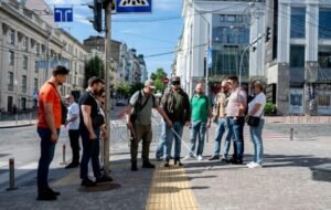 Учасники моніторингу доступності міського простору перевіряють елементи безбар’єрності на пішохідному переході