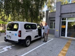 Спеціалізований транспорт для маломобільних груп населення біля будівлі закладу