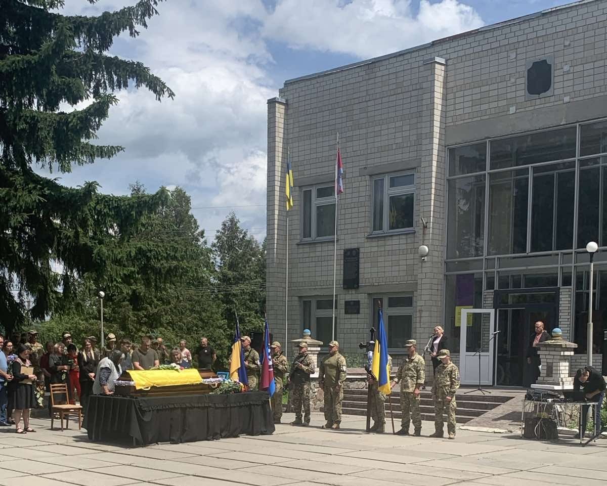 СХИЛЯЄМО ГОЛОВИ В ПОШАНІ ТА СКОРБОТІ