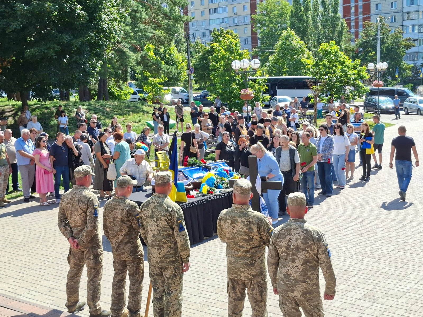 НИЗЬКИЙ УКЛІН МУЖНЬОМУ ЗАХИСНИКУ УКРАЇНИ!