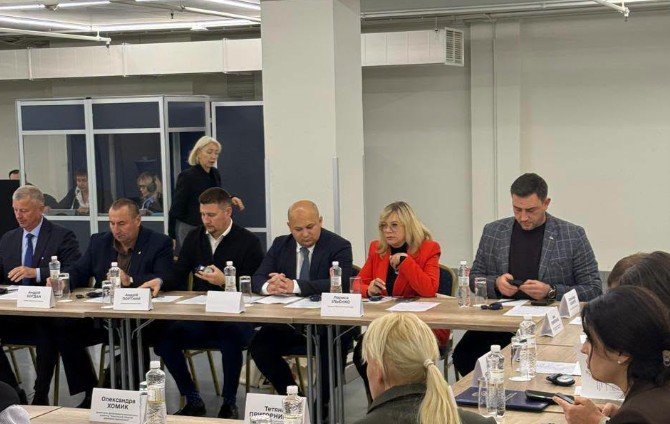 Сьогодні, 29 жовтня, секретар Обухівської міської ради Лариса Ільєнко та начальник управління капітального будівництва Володимир Федчишин взяли участь у зустрічі представників місцевого самоврядування України та Франції в межах проєкту Kalyna